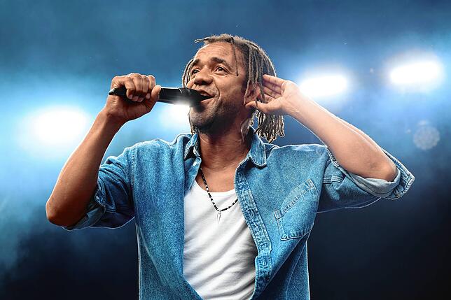 Bild 28: Hier spielt die Musik! Fans tanzen vor den Bühnen beim Campus-Festival 2025