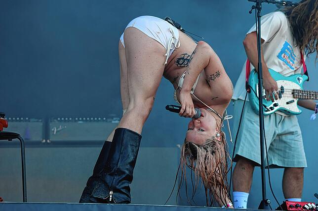 Bild 10: Southside Festival 2025: Der Auftritt von Wet Leg in Bildern