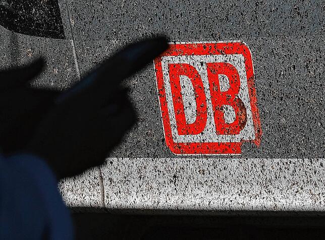 Ein Logo der Deutschen Bahn ist auf einem IC Zug der Deutschen Bahn angebracht. Mehr als jeder dritte Fernzug der Deutschen Bahn war im ...
