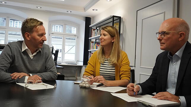 Oberbürgermeister Philipp Frank (links) aus Waldshut-Tiengen spricht in seinem Dienstzimmer mit SÜDKURIER-Redaktionsleiter Kai Oldenburg ...