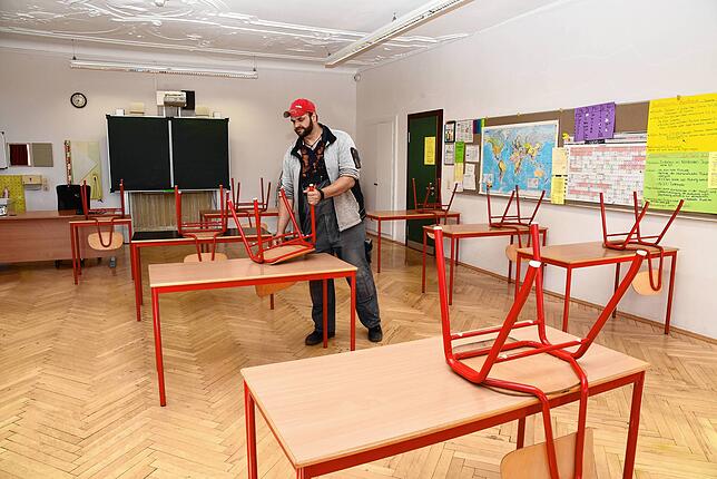 Hausmeister Toni Mahler bereitet in der Karl-Brachat-Realschule in Villingen die Klassenzimmer für den Schulstart vor.