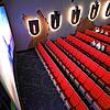 Nur wenige Besucher sehen sich nach den Lockerungen in den ersten Tagen einen Film im Kinozentrum Burgtheater in Ravensburg an.