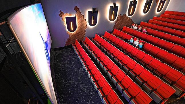 Nur wenige Besucher sehen sich nach den Lockerungen in den ersten Tagen einen Film im Kinozentrum Burgtheater in Ravensburg an.