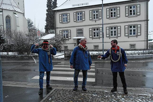 Treffen am Immenstaader Schwörplatz ohne Publikum (von links): Thomas Schlude, Narrenvater Wolfgang „Hoss“ Haas und Marco ...
