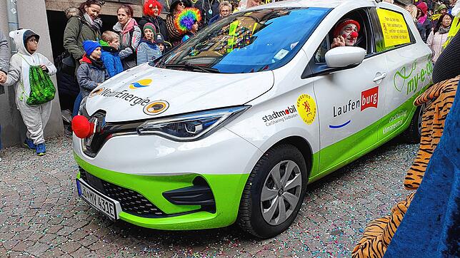 Raimund Huber lenkt den elektrischen Fasnachtswagen durch die Menge. Den Grill ziert eine rote Kunststoffnase, die auch das ...