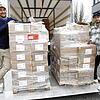 Verpackungssteuer mit Nebenwirkungen: Die erste Wagenladung Mehrweggeschirr haben Julian Müller-Nestler (links) und Moritz Girardelli ...