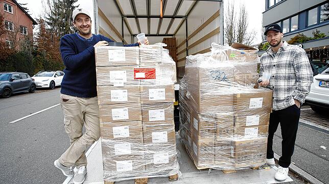 Verpackungssteuer mit Nebenwirkungen: Die erste Wagenladung Mehrweggeschirr haben Julian Müller-Nestler (links) und Moritz Girardelli ...