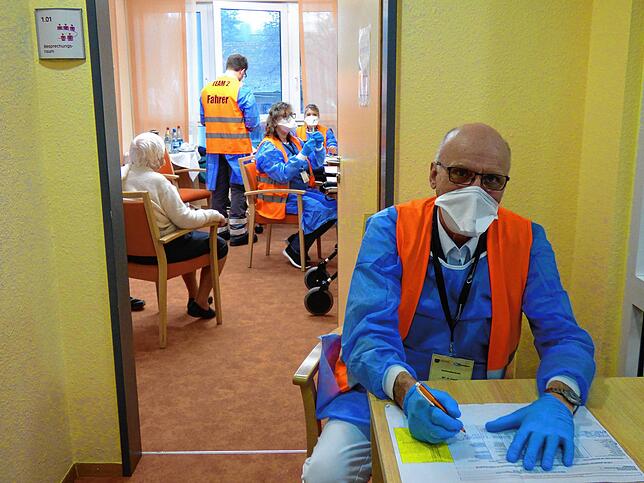 Dr. Wolfgang Schmitt ist einer der beiden Ärzte, die am 3. Februar in zwei Schichten die Impfungen in St. Sebastian geleitet hatten. ...