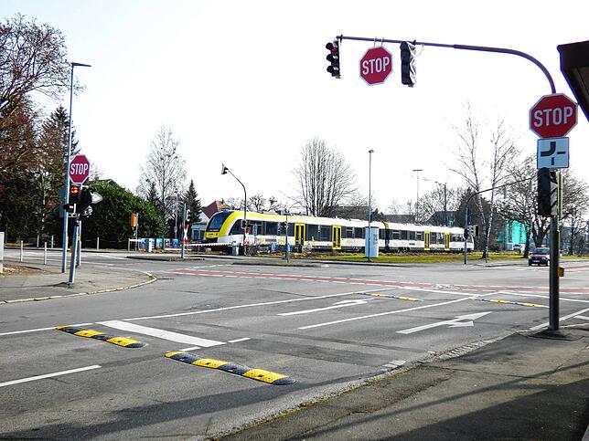 Im Februar 2021 hat die Stadt die Bahnkreuzung weiter entschärfen lassen: Im Asphalt der Bernhardstraße sind nun Schwellen, zwischen den ...