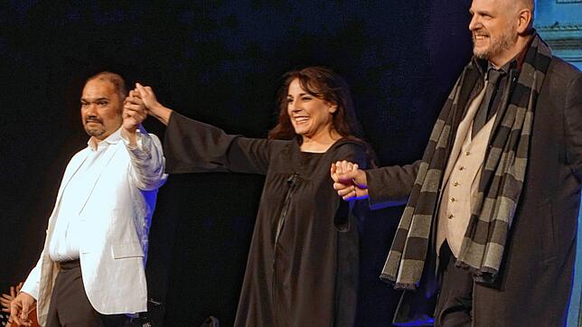 Applaus für die Hauptdarsteller der Kammeroper &bdquo;La Traviata&ldquo;. Bild: Jürgen Scharf