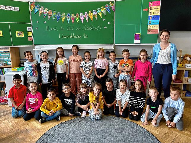 Die Klasse 1a der Schillerschule Singen mit ihrer Klassenlehrerin Hannah Barck bei ihrer Einschulungsfeier.