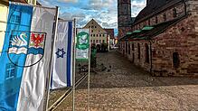 Wie hier vor dem Villinger Rathaus war auch vor dem Schwenninger Rathaus eine israelische Flagge gehisst: Diese ist jetzt von ...