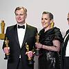 Christopher Nolan (von links nach rechts), Emma Thomas und Charles Roven posieren im Presseraum mit dem Preis für den besten Film für ...