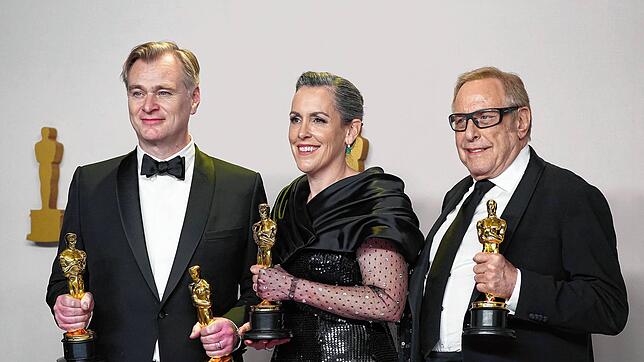 Christopher Nolan (von links nach rechts), Emma Thomas und Charles Roven posieren im Presseraum mit dem Preis für den besten Film für ...