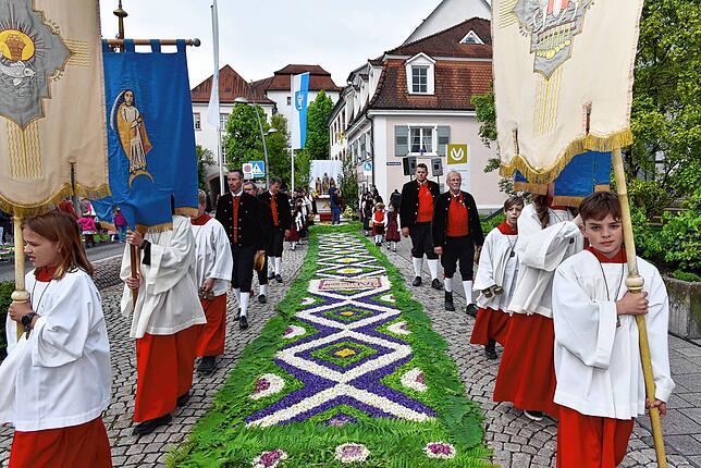 Bild 13: Hüfinger feiern ihr Fronleichnamsfest auch mit stark verkürzten Blumenteppichen