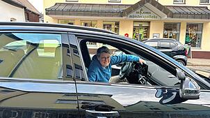Melanie Winterhalder in einem ihrer Fahrschulwagen. Bild: Markus Wiedemann