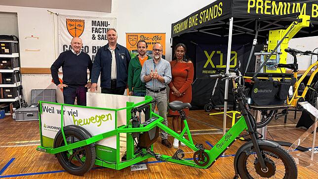 Von links: Bürgermeister Thomas Schäuble, Bauhofleiter Mike König, Aike Gerdes, Thomas Kettere und Marion Kembabazi von Roc-Ket bei der ...