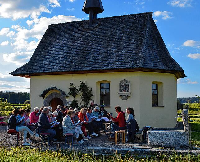 Im Jahr 2024 waren laut den Initiatorinnen regelmäßig bis zu 50 Teilnehmer beim abendlichen Singen an der Kapelle dabei.