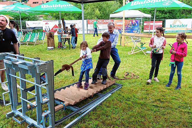 Bild 14: Hier sind die besten Bilder von der spektakulären Wette der Tauziehfreunde Unterkirnach