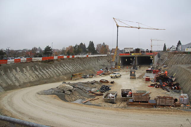 Bild 6: Neuer Abschnitt der B 31 nimmt immer weiter Form an. So sieht es entlang der Baustelle derzeit aus