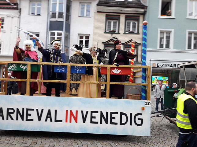 Auch der Karneval in  Venedig hat Einzug in Villingen gehalten, dank der Katzenmusik.