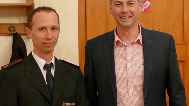 Stefan Keller (l.) ist neuer Kommandant der Feuerwehr Ewattingen. Bürgermeister Christian Mauch gratulierte.