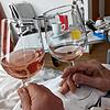 Über den Wein ist die innige Freundschaft von Weinsommelier Petra Tröndle und ihrer Freundin, eine ehemalige Weinhändlerin aus der ...