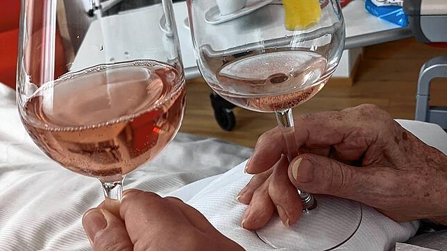 Über den Wein ist die innige Freundschaft von Weinsommelier Petra Tröndle und ihrer Freundin, eine ehemalige Weinhändlerin aus der ...