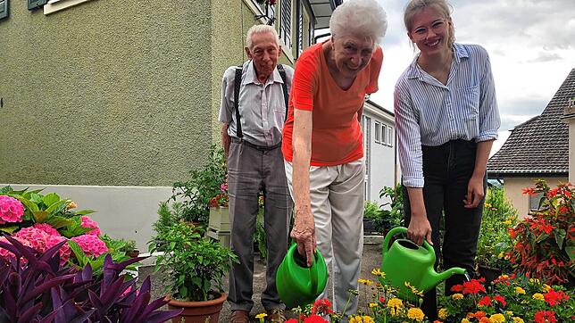 Albert und Klara Weber kümmern sich mit ihrer Enkelin Marina Maier um die Pflanzen vor ihrem Haus in der Waldshuter Amthausstraße. Das ...