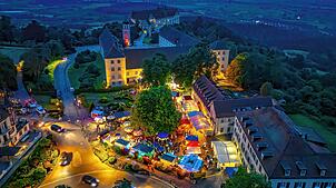Den Blick auf das Lindenfest rund um die alte Gerichtslinde und das Heiligenberger Schloss hielt Fotograf Achim Mende am Samstagabend fest.