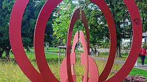 Das Spiel mit Kreisformen lässt die rot lackierte Stahlplastik von Lasse Brander im Herbert King-Park überaus dynamisch wirken. Foto: ...