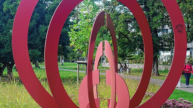 Das Spiel mit Kreisformen lässt die rot lackierte Stahlplastik von Lasse Brander im Herbert King-Park überaus dynamisch wirken. Foto: ...