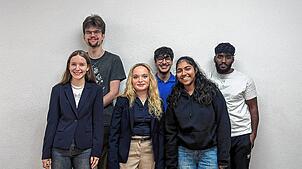Sechs Mitglieder des Gremiums (von links): Katja Schwarz, Cedric Henning, Anna Viktoria Baur, Guiseppe Femia, Thanu Jaykumar, Rathursan ...