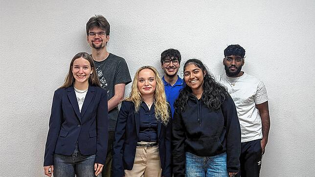 Sechs Mitglieder des Gremiums (von links): Katja Schwarz, Cedric Henning, Anna Viktoria Baur, Guiseppe Femia, Thanu Jaykumar, Rathursan ...