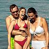 Paddy (24), Julia (25) und Sofia (22/rechts) sind zum Baden an den See gefahren. Es wird ordentlich geplantscht und immer wieder ...