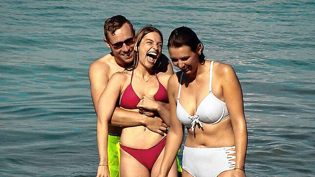Paddy (24), Julia (25) und Sofia (22/rechts) sind zum Baden an den See gefahren. Es wird ordentlich geplantscht und immer wieder ...