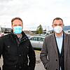 Bürgermeister Markus Keller (rechts) hat auch bei Nahkontakt im Freien seine Schutzmaske auf. Unser Archivbild zeigt ihn auf dem ...
