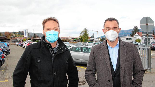 Bürgermeister Markus Keller (rechts) hat auch bei Nahkontakt im Freien seine Schutzmaske auf. Unser Archivbild zeigt ihn auf dem ...