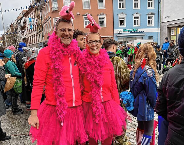 Im Partnerlook: Den beiden Flamingos scheint der Nieselregen in Villingen nichts auszumachen.