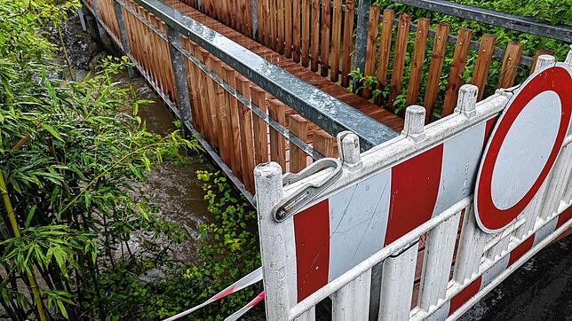 Das Wasser unter der Fußgängerbrücke zwischen „Im Grün“ und „Untere Walke“ in Stockach steigt immer mehr.