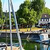 Einsatzkräfte verlassen den Hafen in Staad, nachdem es dort am Samstag, 5. Juli, zu einem Brand in einem Segelboot gekommen war.