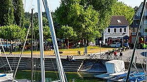 Einsatzkräfte verlassen den Hafen in Staad, nachdem es dort am Samstag, 5. Juli, zu einem Brand in einem Segelboot gekommen war.