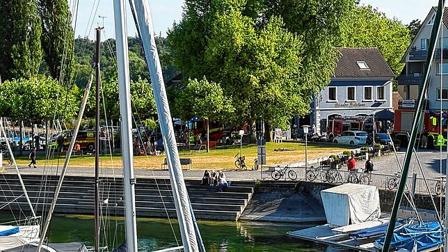 Einsatzkräfte verlassen den Hafen in Staad, nachdem es dort am Samstag, 5. Juli, zu einem Brand in einem Segelboot gekommen war.