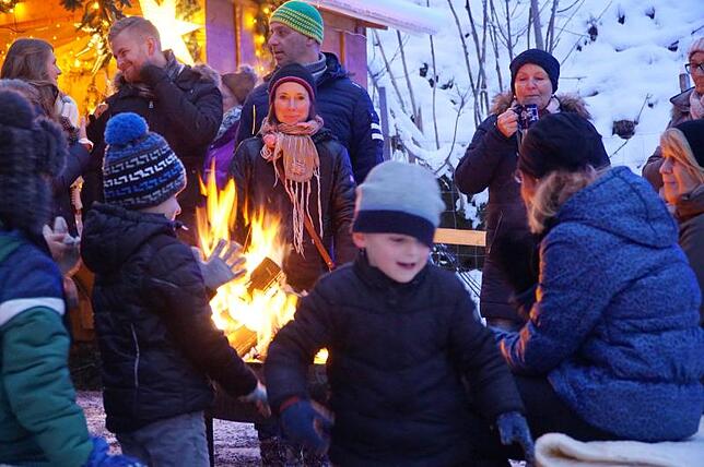 Auf dem Weihnachtsmarkt gab es überall Feuer, um sich in der winterlichen Kälte zu wärmen. Es waren Plätze, die gerne genutzt wurden.