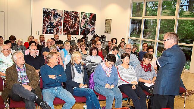 VdK-Referent Walter Kubas informiert kompetent und sachkundig über die Thematik des Elternunterhalts bei Pflegeheim-Unterbringung vor ...