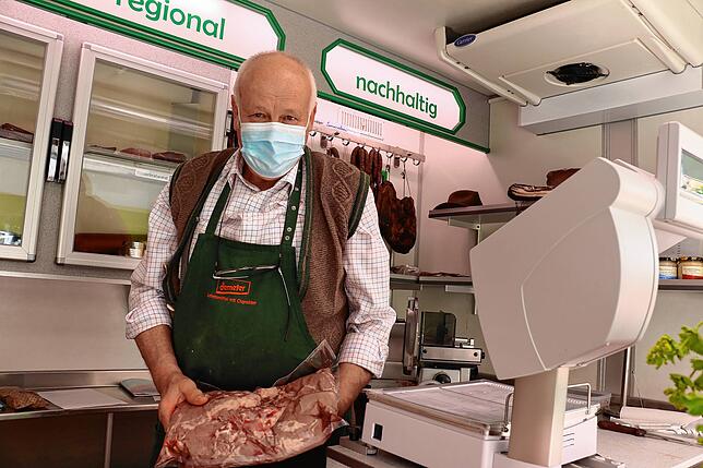 Max Bogenschütz ist mit dem Umzug innerhalb des Wochenmarkts zufrieden. Am Stand des Sumpfohrener Landwirts sind Grillwaren begehrt.