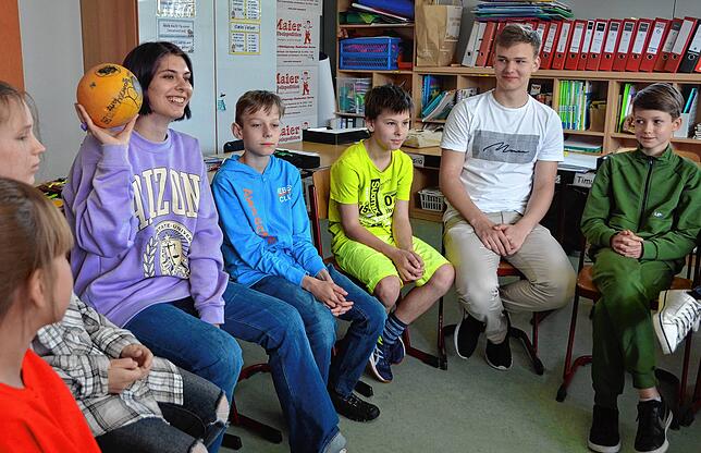 Natalia Solntseva holt ihre 20 ukrainische Schüler in Deutsch auf sehr unterschiedlichen Niveaus ab.