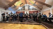 Eine gemeinsame Zugabe geben die beiden Orchester am Frühlingskonzert des Akkordeonclubs Buchheim unter der Leitung von Dirigent Martin ...