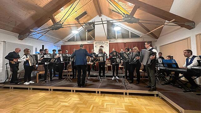 Eine gemeinsame Zugabe geben die beiden Orchester am Frühlingskonzert des Akkordeonclubs Buchheim unter der Leitung von Dirigent Martin ...