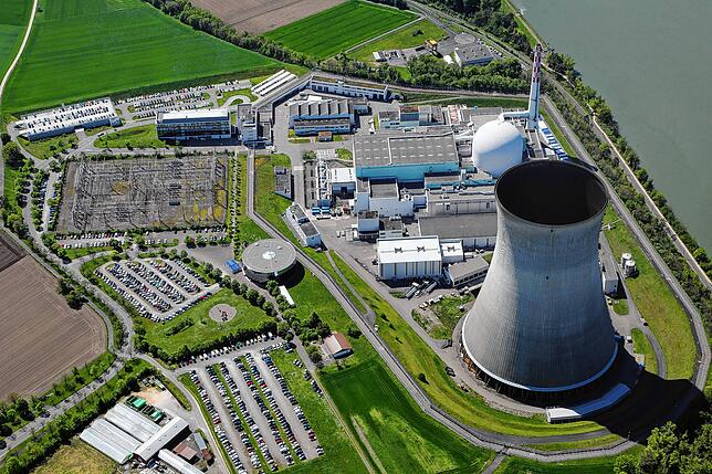 Ohne weiße Dampfwolke, aber mit schwarzem Schlund zeigt sich der Kühlturm des Kernkraftwerkes Leibstadt KKL während einer ...